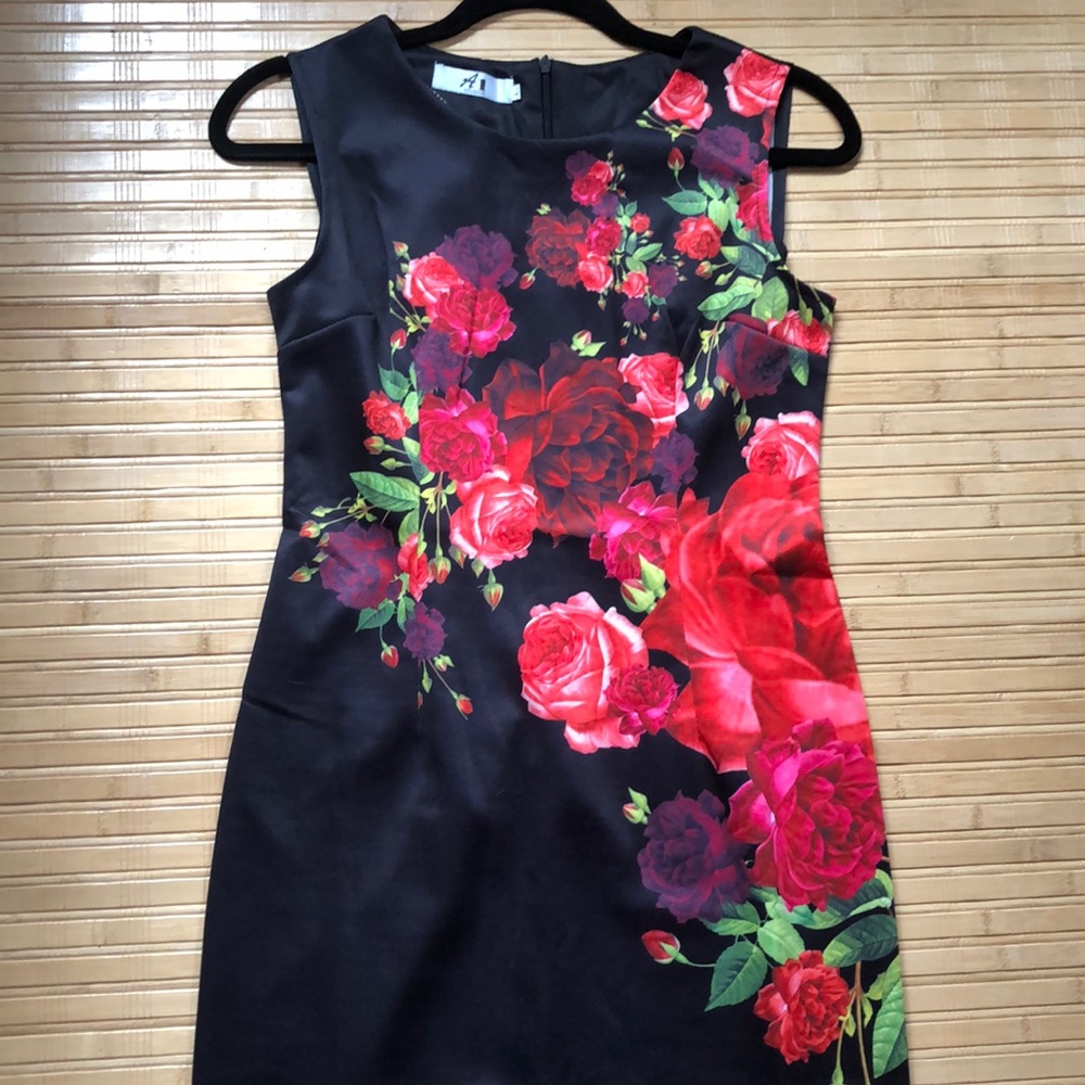 Stunning! Black and red blooms pencil dress